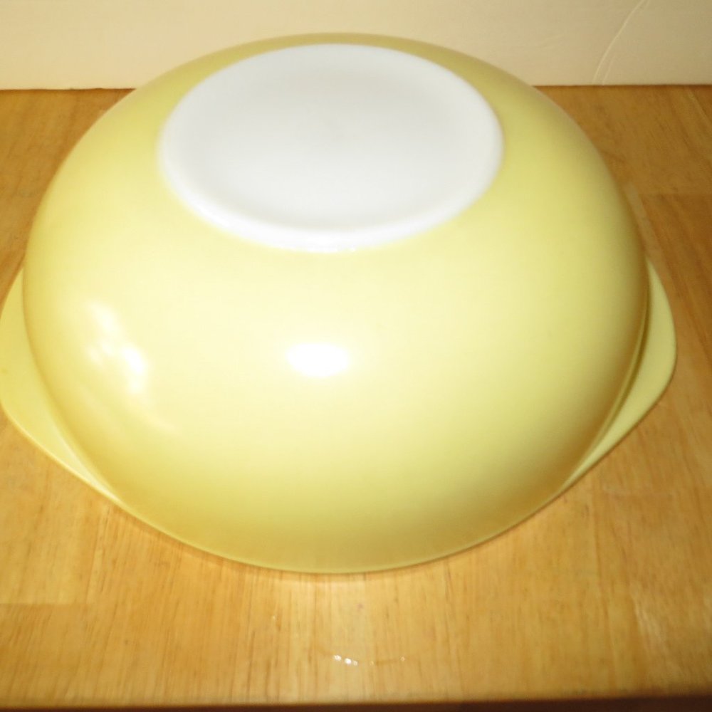 Vintage Pyrex Desert Dawn 2 Quart Yellow Mixing Bowl #024